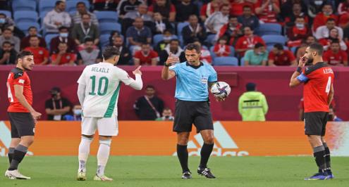 في وجود VAR.. الإعلان عن طاقم تحكيم ودية مصر والجزائر